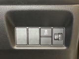 ハンドルの右側にはヘットライトリベライザーとVSA(ABS+TCS+横滑り抑制)の解除スイッチがついています。ヘッドライトリベライザーは道路状況や積荷の加重に応じてライトの高さを調節できます。