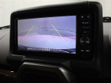 目視では確認しづらい車両後方を表示するバックモニターが装備されています。スムーズな車庫入れや縦列駐車をサポートします。