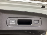 荷物を抱えていてもラクに開け閉め。Hondaスマートキーを持っていれば、開扉だけでなく、閉扉までをハンズフリーで行うことができます