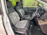 運転席まわりには十分なスペースがあり、大柄な方でもゆったり運転していただける環境です。