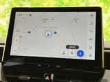高精細な地図表示で、目的地までの道案内をわかりやすく表示します。渋滞情報もリアルタイムで確認でき、スムーズな移動をサポートします。