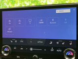 ラジオやCD、Bluetooth接続など、多彩なソースに対応。お好みの音楽で車内空間を彩ります。音質調整機能も搭載で、快適なリスニング体験。
