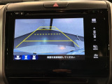 リバースギアに入れるだけで後方の表示へ切り替わります。夜間や雨の日の駐車も楽になりますよ。