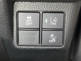 Hondaセンシング用の、VSA(ABS+TCS+横滑り抑制)解除と路外逸脱抑制機能のオンオフスイッチなどはハンドルの右側に装備しています。