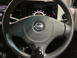 手に馴染むステアリングは、運転の楽しさを高めます。操作性も良く、スムーズなハンドリングを実現。快適なドライビングをサポートします。