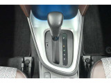 ハイブリッドカーですが運転操作は普通の車と変わりませんのでご安心ください。操作方法はスタッフが説明いたしますのでお気軽にご質問ください