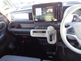 視認性の高いメーターやディスプレイで安心して運転に集中できる環境を提供します。