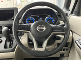 握りやすい形状で、長時間の運転でも疲れにくいステアリング。操作性も高く、快適なドライビングをサポートします。