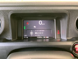 見やすいメーターパネルで、運転に必要な情報を的確に把握できます。シンプルながらも機能的なデザインで、運転に集中できます。