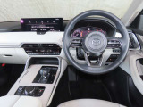 【運転席インテリアデザイン】左右対称のインテリアデザインでドライバーを包み込み運転に集中できるように設計されています。