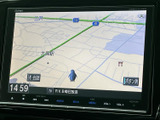 見やすい地図表示で、目的地への道案内をスムーズに行います。渋滞情報もリアルタイムで確認でき、効率的な移動を支援します。