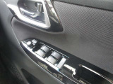 当社には、電動四輪スクーターも取扱いをしてます。歩くのが大変な方、運転免許証の更新をあきらめた方、ぜひ乗ってみて下さい。あなたの足になります。簡単運転、免許不要です。お問合せ番号は 0778-52-1246まで!
