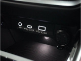 小物の収納に便利なセンタートレイには携帯等のデバイスの充電可能なUSB出力電源付です。
