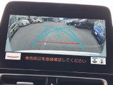駐車時の安全性を高めるバックモニター。ガイドライン表示で、狭い場所でもスムーズな駐車操作をサポートします。後方確認も容易に行えます。