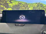 【12.3インチマツダコネクト】車内の雰囲気にマッチした大型ディスプレイ。スマホ接続でのナビ使用やBluetooth再生等、様々な機能が楽しめます。直感的なダイヤル操作が可能で、使い勝手も良好です。
