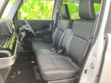 運転席周りはシンプルで操作しやすい設計です。必要な情報が一目でわかり、安全運転をサポートします。快適な運転環境を提供します。