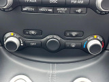 【オートエアコン】一度お好みの温度に設定すれば、車内の温度を検知し風量や温度を自動で調整。暑い&hellip;寒い&hellip;と何度もスイッチ操作をする必要はありません。快適な車内空間には必須の機能ですね♪