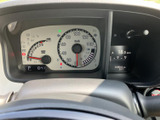 視認性の高いメーターで、運転に必要な情報を確かなるものとしています。デジタル表示も採用し、モダンな印象も与えるデザインです。