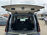 セレナ自慢のデュアルバックドア。奥行きの狭い駐車場でも、荷物の出し入れが可能です!