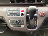 運転席周辺のスマートなレイアウトが、操作のしやすさを実現。快適なドライブをサポートします。パーキングブレーキはフットブレーキタイプです。
