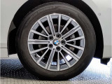 【BMWアロイホイル】軽量かつ強度に拘ったアロイホイル。走行性能ポテンシャルを引き出す設計。車の足元を引き締めてくれる大きなポイントはアロイホイルです。