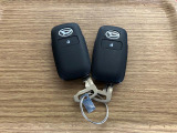 【スマートキー】 スマートキーを携帯していれば、ドアハンドルのボタンを押すだけでロックの解除ができます。