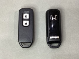 スマートキーを装備しています。鍵を差し込むことなくドアロックの開け閉めと、スタートボタン操作でのエンジンスタートができます。スペアキーも同じものを用意しております。