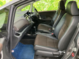 運転席周りもシンプルで使いやすく、集中して運転できます。収納スペースも充実しており、小物を整理整頓できます。