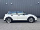 MINI正規ディーラーならではの品質の高い認定中古車を常時20台以上展示しております。