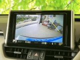 後方の映像を鮮明に映し出し、安全な駐車をサポートします。狭い場所でもスムーズな車庫入れが可能です。