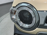 LEDヘッドライトは、点灯の瞬間から最大光量を発揮し、突然暗くなるトンネルなどでの安定感を高めます。