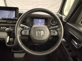 ハンドルにHondaセンシング系のクルーズコントロールやレーンキープアシストなどのスイッチと、オーディオの操作スイッチが装備されています。ハンドルから手を離さず安全に操作できます。