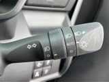 操作しやすい位置に配置されたウインカーレバーは、快適な運転をサポートします。オートリターン機能により、安全な車線変更をアシストします。
