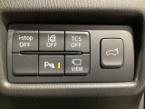 運転席脇のクラスタースイッチ部分にはカメラ切り替えスイッチ、パーキングセンサー、その他走行系スイッチを集中配置しております。