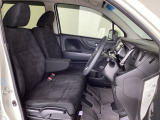 フロントシートはベンチシートです。ベンチシ―トは運転席と助手席の移動もスムーズ!狭い駐車場での乗り降りに便利です。シートの間にコンソールボックスやドリンクホルダーがないため、車内空間も広く感じます