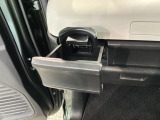 格納式のカップホルダーがあります。