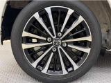 アルミホイール付き!「純正」なので車のデザインともマッチしています。お洒落は足元から。。。といいますから♪