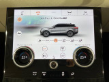 オプションの10インチデュアルタッチスクリーンで、必要な情報を確認しながら他の機能もご利用になれます。上の画面でナビゲーションを操作しながら、下の画面でエアコン温度を設定するなどの使い方が可能です。