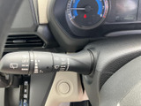 操作しやすい位置に配置されたウインカーレバーです。直感的に操作でき、安全な車線変更をサポートします。