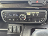 車内環境を自動でコントロールするフルオートエアコン。長距離ドライブも快適です。