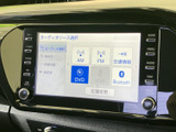AM/FMラジオに加え、CDやUSB、Bluetooth接続も可能。多彩なソースで、車内を最高の音空間に変えられます。