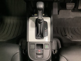 「e:HEV」搭載車です。日常シーンのほとんどをモーターで走行し、高速クルージングなどモーターよりもエンジンの方が効率が良い領域はエンジンで走行、あらゆる領域で優れた燃費走行を実現します。