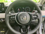 握りやすいステアリングは、運転の楽しさを高めます。操作性にも優れ、軽快なハンドリングをサポート。快適なドライビングを体験してください。