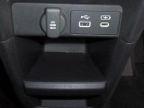 12V電源ソケットを設置しております。周辺機器の充電にご利用頂けます。便利な充電用USBジャックも付いています。