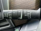 雨天時でもクリアな視界を確保するワイパーレバー。運転状況に合わせて、最適な設定に調整できます。