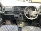 広々とした室内空間は、運転席もゆったりとくつろげます。シートの素材感も上質で、長距離運転でも疲れにくいのが魅力です。