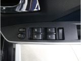 運転席には、集中ドアロック機能と全ウィンドーの開閉操作を可能にするスイッチが集約されています。効率的な操作性を追求し、安全性と快適性を向上させる設計です。