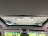 【サンルーフ】開放感たっぷりの希少装備、サンルーフが装着されています!車内に明かりを取り入れたり景色を楽しむ以外にも、車内の空気も簡単に換気できて快適です!