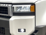 【LEDヘッドライト】悪天候や夜間走行時も良好な視界を確保し安心して運転できる高輝度LEDヘッドライトを装備!点灯速度が早く、消費電力も抑えられています。