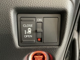 左側電動スライドドアは運転席からでも操作ができるように、ハンドル付近に開閉の操作スイッチが付いています。
